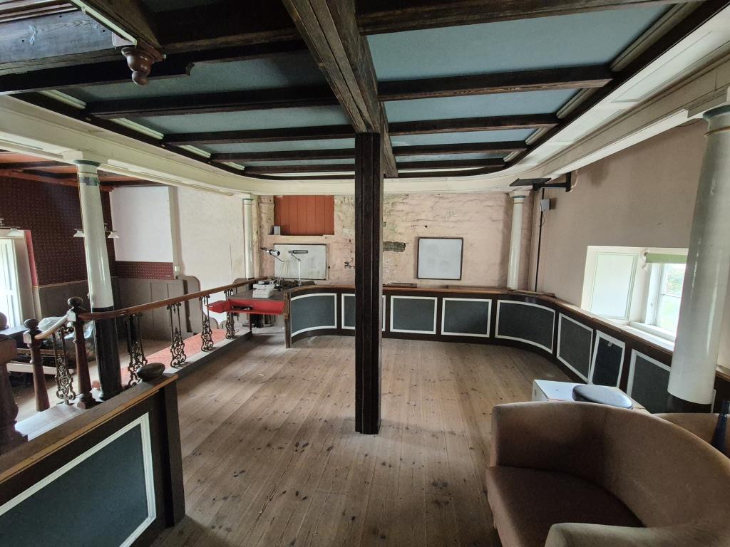 Lot: 103 - CHARACTER PROPERTY FOR IMPROVEMENT - Living space